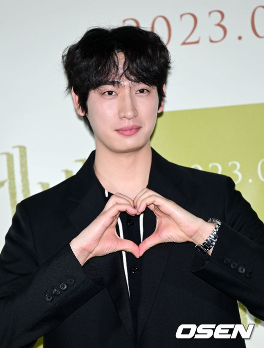 4일 오후 서울 용산CGV에서 영화 ‘제비’ (감독 이송희일) 언론시사회 및 기자간담회가 열렸다.영화 ‘제비'는 대학가의 봄날이 유독 뜨거웠던 1983년, 학생운동에 앞장선 동지이자 비밀 연인 사이었던 제비와 은숙의 이야기를 그린다.배우 윤박이 포토타임을 하고 있다. 2023.04.04 / dreamer@osen.co.kr