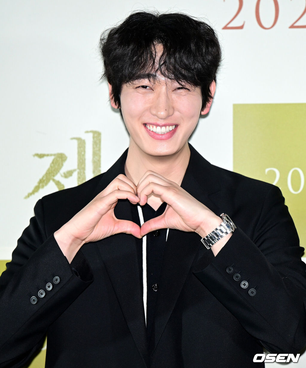 4일 오후 서울 용산CGV에서 영화 ‘제비’ (감독 이송희일) 언론시사회 및 기자간담회가 열렸다.영화 ‘제비'는 대학가의 봄날이 유독 뜨거웠던 1983년, 학생운동에 앞장선 동지이자 비밀 연인 사이었던 제비와 은숙의 이야기를 그린다.배우 윤박이 포토타임을 하고 있다. 2023.04.04 / dreamer@osen.co.kr