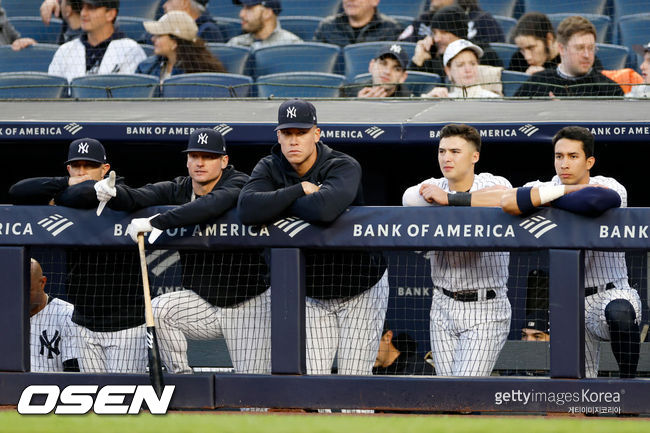 [사진] 애런 저지(가운데) 등 뉴욕 양키스 선수들이 경기를 바라보고 있다. ⓒGettyimages(무단전재 및 재배포 금지)