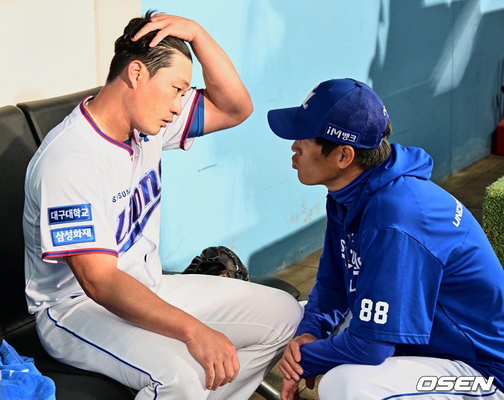 3일 대구 삼성라이온즈파크에서 2023 신한은행 SOL KBO리그 삼성 라이온즈와 키움 히어로즈의 경기가 열렸다. 삼성 라이온즈 정현욱 코치가 4회까지 던진 오승환과 얘기하며 컨디션을 체크하고 있다. 2023.05.03 / foto0307@osen.co.kr