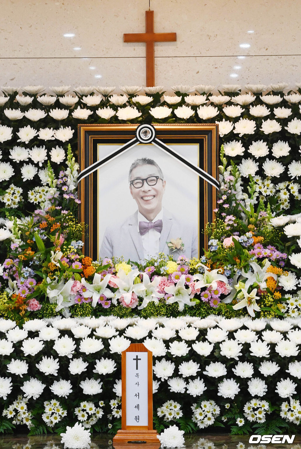 [OSEN=사진팀] 코미디언 故서세원의 빈소가 30일 서울 아산병원 장례식장에 차려졌다.  서세원은 지난 20일 오전 11시께 캄보디아 프놈펜 한인병원에서 사망했다. 30일부터 한국코미디언협회장으로 장례가 치러진다. 캄보디아에서 화장된 서세원의 유해도 이날 국내에 도착한다. 발인은 5월2일.2023.04.30 /photo@osen.co.kr<사진=사진공동취재단>