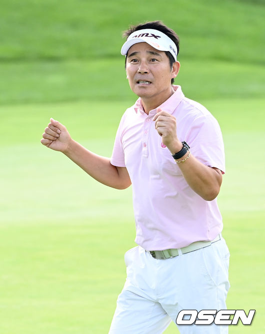 경기를 마친 가수 겸 배우 임창정이 18번홀에서 인사를 하고 있다. 2021.09.26 /sunday@osen.co.kr