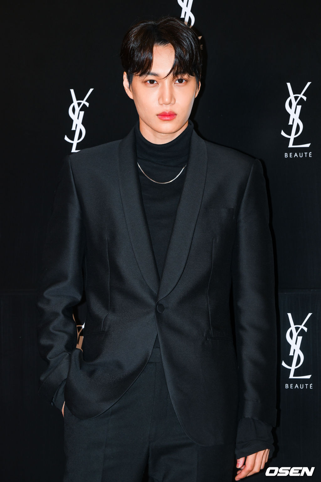 18일 오후 서울 소공동 롯데백화점 본점 지하 코스모너지에서 브랜드 입생로랑 신제품 론칭행사가 진행됐다. <br /><br />그룹 엑소 멤버 카이가 포즈를 취하고 있다. 2023.01.18 / soul1014@osen.co.kr<br />