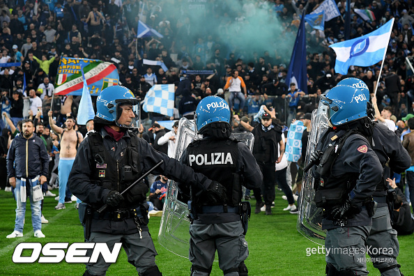 [사진] 난입한 팬들 / ⓒGettyimages(무단전재 및 재배포 금지)