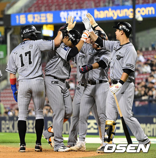 5회초 무사 만루에서 한화 채은성이 만루홈런을 날리며 동료선수들과 기뻐하고 있다. 2023.05.04 /jpnews@osen.co.kr