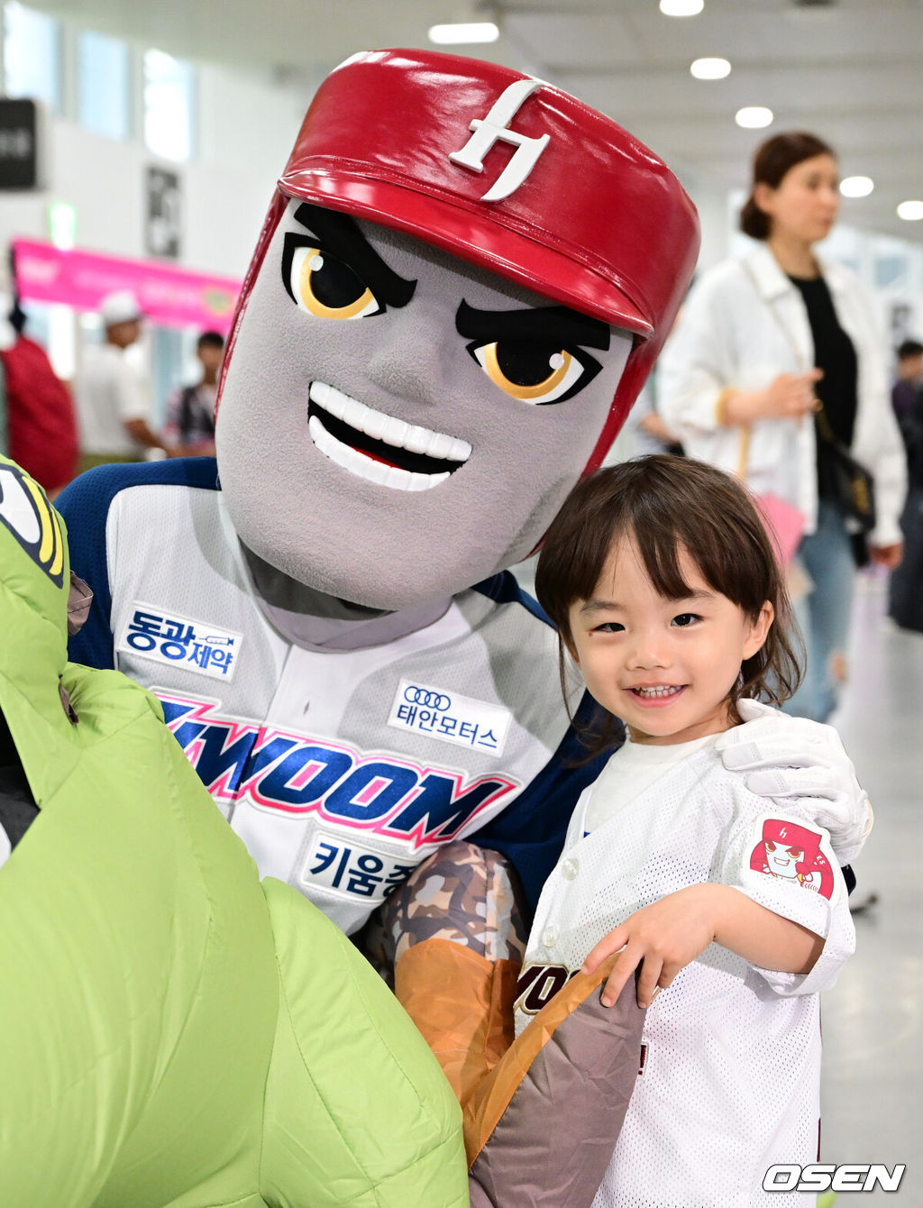 5일 오후 서울 고척스카이돔에서 ‘2023 신한은행 SOL KBO리그’ 키움 히어로즈와 SSG 랜더스의 경기가 열린다.어린이날을 맞아 야구장을 방문한 어린이 야구팬이 기념촬영을 하고 있다. 2023.05.05 /ksl0919@osen.co.kr