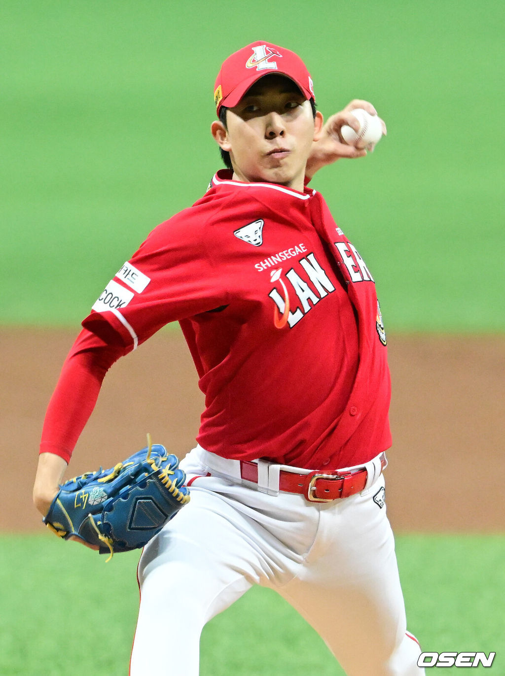 5일 오후 서울 고척스카이돔에서 ‘2023 신한은행 SOL KBO리그’ 키움 히어로즈와 SSG 랜더스의 경기가 열렸다.1회말 SSG 오원석이 마운드에 올라 힘차게 공을 뿌리고 있다. 2023.05.05 /ksl0919@osen.co.kr