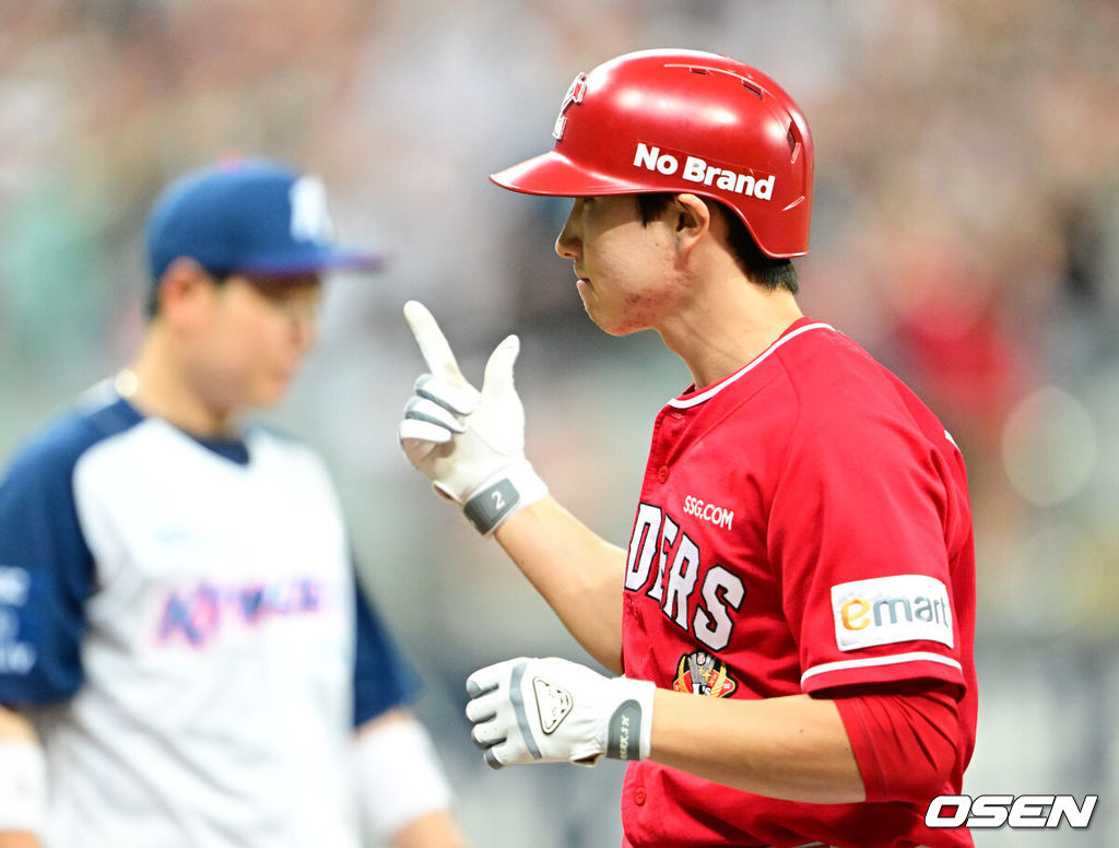 5일 오후 서울 고척스카이돔에서 ‘2023 신한은행 SOL KBO리그’ 키움 히어로즈와 SSG 랜더스의 경기가 열렸다.7회초 2사 1, 2루 SSG 박성한이 1타점 적시타를 날린 뒤 세리머니를 하고 있다. 2023.05.05 /ksl0919@osen.co.kr