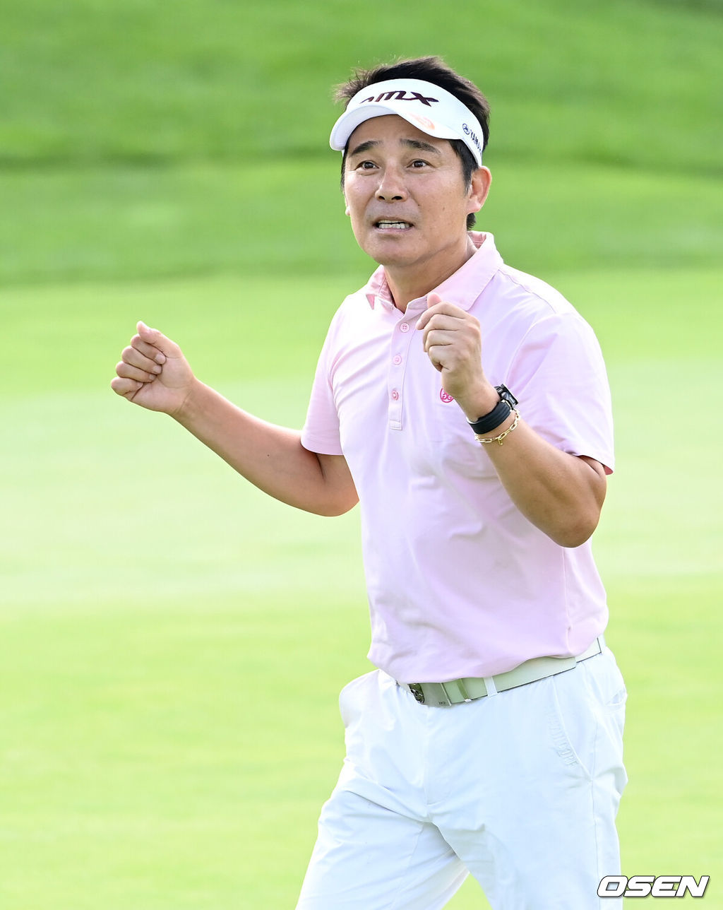 유해란이 한국여자프로골프(KLPGA) 투어 엘크루-TV조선 프로 셀러브리티(총상금 6억원)에서 연장 끝에 시즌 첫 승을 신고했다.경기를 마친 가수 겸 배우 임창정이 18번홀에서 인사를 하고 있다. 2021.09.26 /sunday@osen.co.kr