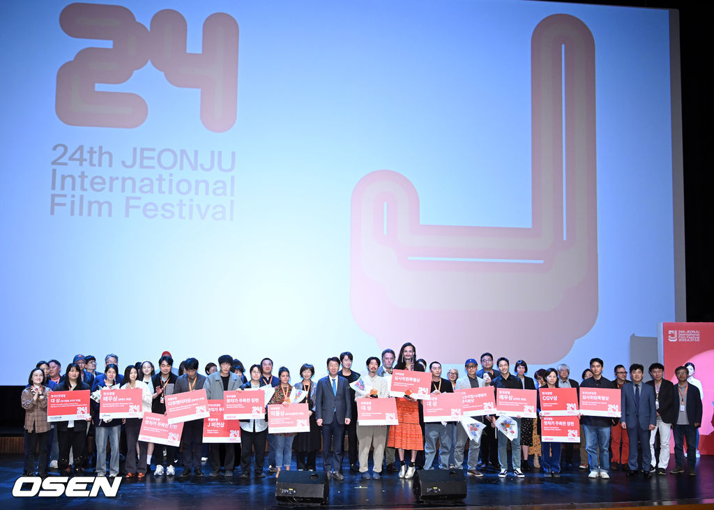 3일 오후 전북 전주시 덕진구 전북대학교 삼성문화회관에서 제24회 전주국제영화제 시상식이 열렸다. 시상식을 마치고 단체 포토타임이 진행되고 있다. 2023.05.03 / rumi@osen.co.kr