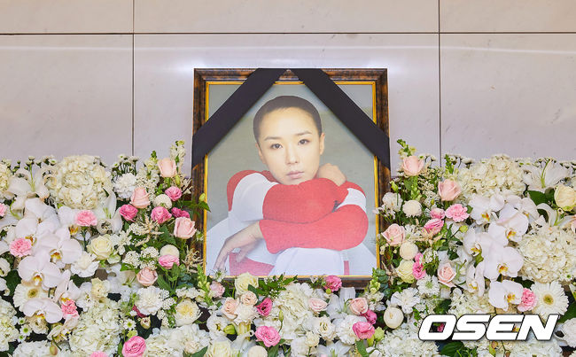 [OSEN=사진팀] 한국 영화의 큰 별 故 강수연의 빈소가 8일 삼성서울병원 장례식장에 마련됐다.강수연은 지난 5일 오후 5시 48분 서울 압구정동 자택에서 통증을 호소하다 가족의 신고로 출동한 119구조대에 의해 심정지 상태로 발견됐다. 이에 심폐소생술(CPR)을 받으며 즉시 인근 병원으로 옮겨졌지만 의식을 되찾지 못했다.1969년 아역으로 데뷔한 강수연은 임권택 감독의 영화 ‘씨받이’(1987)로 베니스 국제 영화제에서 여우주연상을 수상했다. 또한 영화 ‘아제 아제 바라아제’(1989)로 모스크바 영화제에서 여우주연상을 차지했다.고인의 장례는 5일장으로 치러지며, 발인은 11일이다. /photo@osen.co.kr 사진=강수연 배우 장례위원회