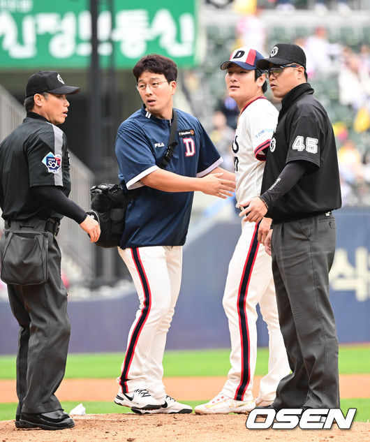 7일 오후 서울 잠실야구장에서 ‘2023 신한은행 SOL KBO리그’ 두산 베어스와 LG 트윈스의 경기가 열렸다.2회초 1사 만루 두산 선발 곽빈이 허리 통증을 호소하며 교체되고 있다. 최승용으로 교체. 2023.05.07 /cej@osen.co.kr