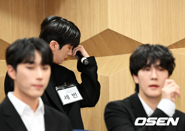 오메가엑스 세빈이 입장을 밝히며 눈물을 흘리고 있다. 2022.11.16 /jpnews@osen.co.kr