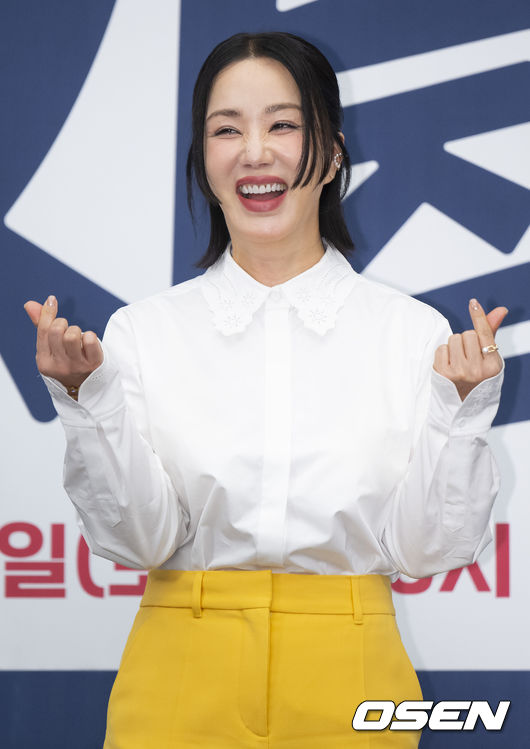 13일 오후 서울 강남구 조선 팰리스 호텔에서 JTBC 새 토일드라마 ‘닥터 차정숙’ 제작발표회가 열렸다. 배우 엄정화가 취재진을 향해 포즈를 취하고 있다. 2023.04.13 /ksl0919@osen.co.kr