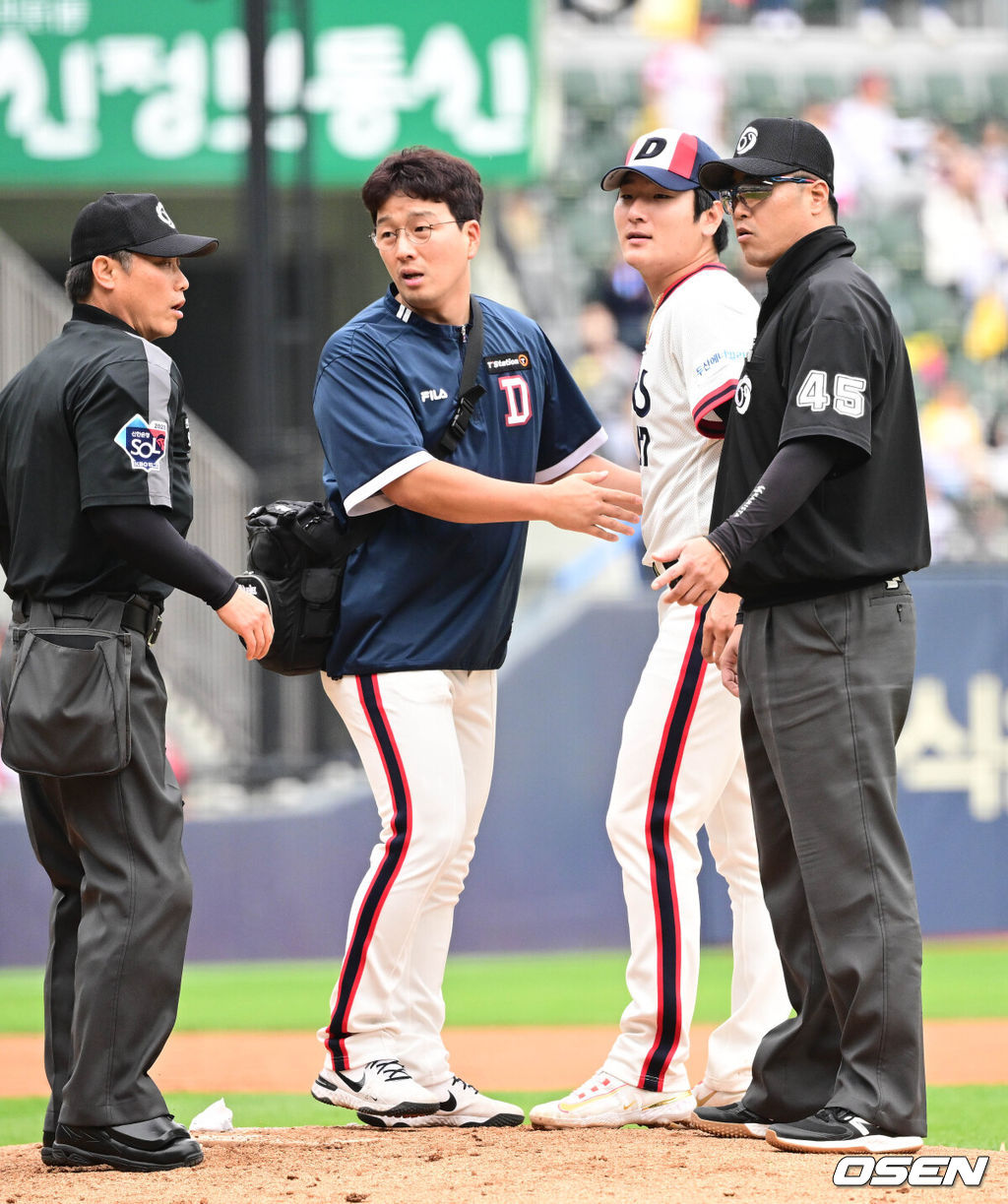 7일 오후 서울 잠실야구장에서 ‘2023 신한은행 SOL KBO리그’ 두산 베어스와 LG 트윈스의 경기가 열렸다.2회초 1사 만루 두산 선발 곽빈이 허리 통증을 호소하며 교체되고 있다. 최승용으로 교체. 2023.05.07 /cej@osen.co.kr