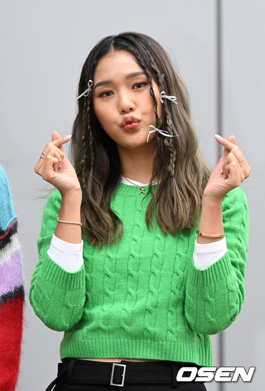 15일 오전 경기도 고양시 일산JTBC에서 JTBC 예능 '아는 형님' 녹화가 열렸다.그룹 오마이걸 미미가 취재진을 향해 포즈를 취하고 있다. 2022.12.15 /sunday@osen.co.kr