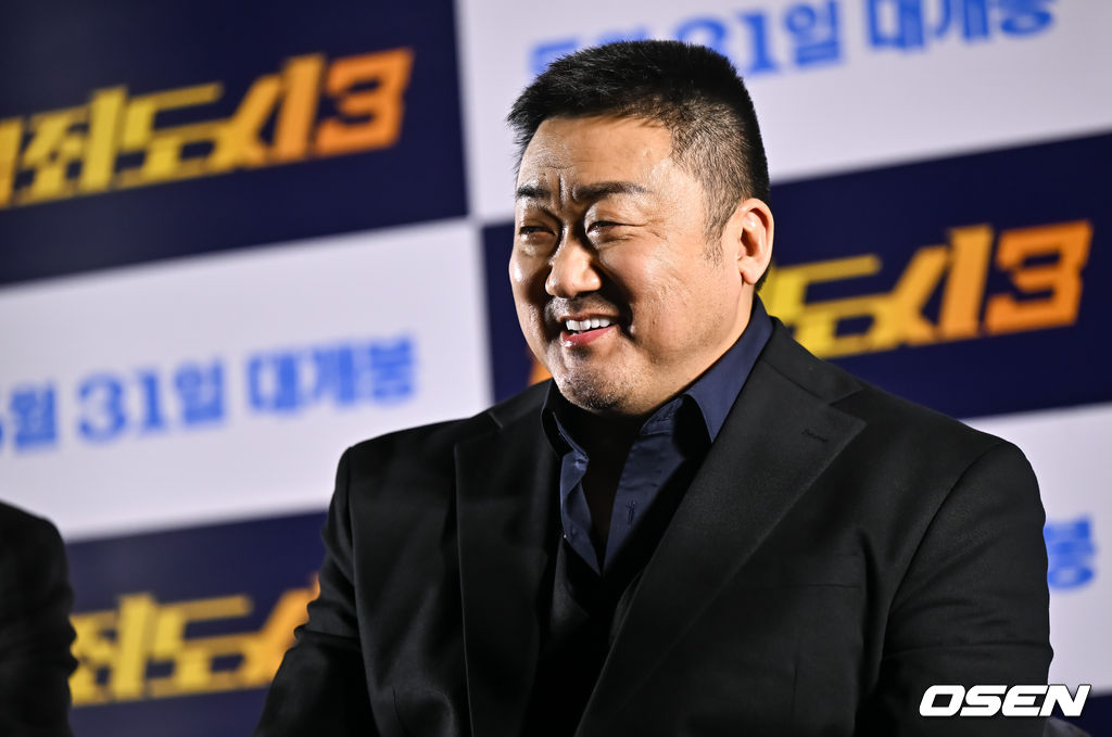 9일 오전 서울 강남구 삼성동 코엑스 메가박스에서 영화 ‘범죄도시3’(감독 이상용) 제작보고회가 진행됐다. 범죄도시3'는 대체불가 괴물형사 '마석도'(마동석 분)가 서울 광수대로 이동 후, 신종 마약 범죄 사건의 배후인 '주성철'(이준혁 분)과 마약 사건에 연루된 또 다른 빌런 '리키'(아오키 무네타카 분)를 잡기 위해 펼치는 통쾌한 범죄 소탕 작전을 그린 영화로 오는 31일 개봉된다. 배우 마동석이 미소 짓고 있다. 2023.05.09 / soul1014@osen.co.kr