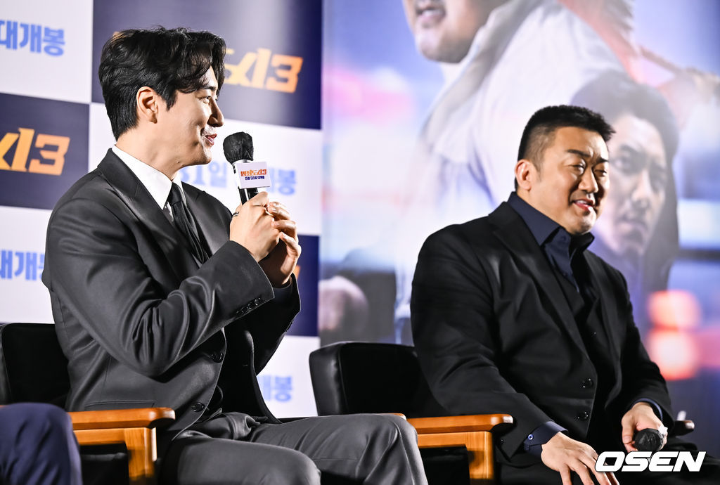 9일 오전 서울 강남구 삼성동 코엑스 메가박스에서 영화 ‘범죄도시3’(감독 이상용) 제작보고회가 진행됐다.범죄도시3'는 대체불가 괴물형사 '마석도'(마동석 분)가 서울 광수대로 이동 후, 신종 마약 범죄 사건의 배후인 '주성철'(이준혁 분)과 마약 사건에 연루된 또 다른 빌런 '리키'(아오키 무네타카 분)를 잡기 위해 펼치는 통쾌한 범죄 소탕 작전을 그린 영화로 오는 31일 개봉된다.이준혁이 마동석 관련 질문에 답하고 있다. 2023.05.09 / soul1014@osen.co.kr