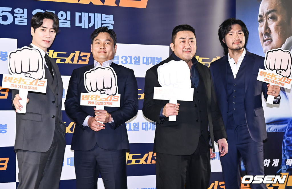 9일 오전 서울 강남구 삼성동 코엑스 메가박스에서 영화 ‘범죄도시3’(감독 이상용) 제작보고회가 진행됐다.영화 ‘범죄도시3'는 대체불가 괴물형사 '마석도'(마동석 분)가 서울 광수대로 이동 후, 신종 마약 범죄 사건의 배후인 '주성철'(이준혁 분)과 마약 사건에 연루된 또 다른 빌런 '리키'(아오키 무네타카 분)를 잡기 위해 펼치는 통쾌한 범죄 소탕 작전을 그린 영화로 오는 31일 개봉된다.배우 이준혁과 이상용 감독, 배우 아오키 무네타카, 마동석이 포즈를 취하고 있다.  2023.05.09 / soul1014@osen.co.kr