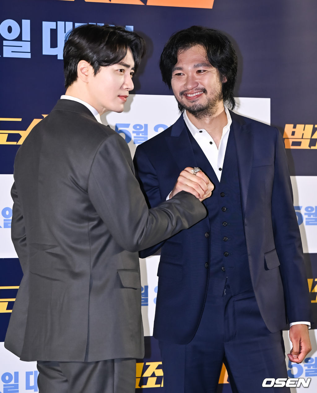 9일 오전 서울 강남구 삼성동 코엑스 메가박스에서 영화 ‘범죄도시3’(감독 이상용) 제작보고회가 진행됐다.영화 ‘범죄도시3'는 대체불가 괴물형사 '마석도'(마동석 분)가 서울 광수대로 이동 후, 신종 마약 범죄 사건의 배후인 '주성철'(이준혁 분)과 마약 사건에 연루된 또 다른 빌런 '리키'(아오키 무네타카 분)를 잡기 위해 펼치는 통쾌한 범죄 소탕 작전을 그린 영화로 오는 31일 개봉된다.배우 이준혁과 아오키 무네타카가 포즈를 취하고 있다. 2023.05.09 / soul1014@osen.co.kr