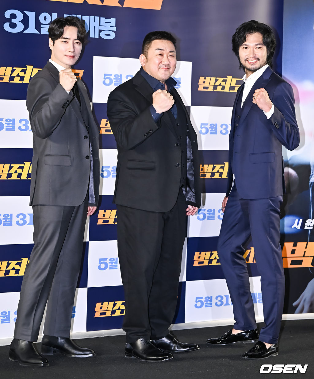 9일 오전 서울 강남구 삼성동 코엑스 메가박스에서 영화 ‘범죄도시3’(감독 이상용) 제작보고회가 진행됐다.영화 ‘범죄도시3'는 대체불가 괴물형사 '마석도'(마동석 분)가 서울 광수대로 이동 후, 신종 마약 범죄 사건의 배후인 '주성철'(이준혁 분)과 마약 사건에 연루된 또 다른 빌런 '리키'(아오키 무네타카 분)를 잡기 위해 펼치는 통쾌한 범죄 소탕 작전을 그린 영화로 오는 31일 개봉된다.배우 이준혁과 마동석, 아오키 무네타카가 포즈를 취하고 있다. 2023.05.09 / soul1014@osen.co.kr