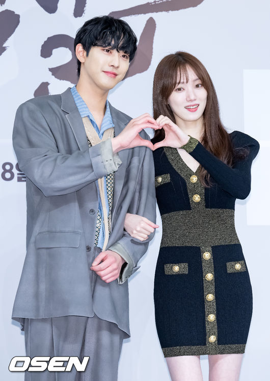배우 안효섭과 이성경이 제작발표회에서 포즈를 취하고 있다. 2023.04.26 / rumi@osen.co.kr