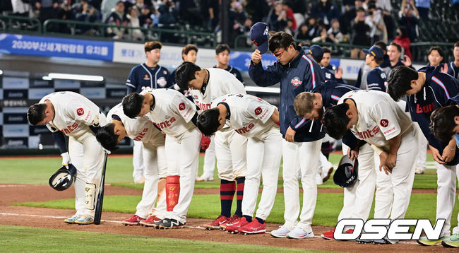 롯데 자이언츠 선수들이 두산 베어스에 2-5로 패한 후 팬들에게 인사를 하고 있다. 2023.05.09 / foto0307@osen.co.kr