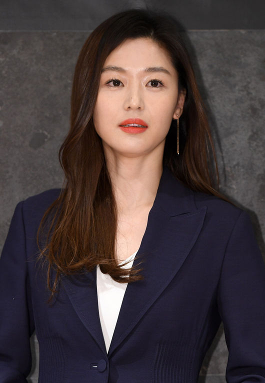 배우 전지현이 13일 오후 서울 소공동 롯데백화점 본점에서 열린 ‘루즈앤라운지’ 제품 출시 행사에 참석해 포토타임을 하고 있다. /dreamer@osen.co.kr