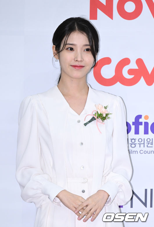 23일 오후 서울 여의도 중소기업중앙회 KBIZ홀에서 제42회 영평상 시상식이 열렸다.<br /><br />배우 아이유가 레드카펫을 밟고 있다. 2022.11.23 /sunday@osen.co.kr