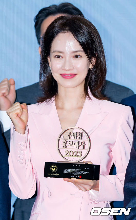 배우 송지효가 무대 위에서 포즈를 취하고 있다. 2023.04.21 / rumi@osen.co.kr