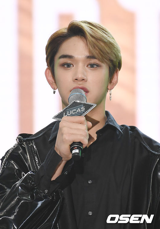 'NCT 2018 EMPATHY(엔시티 2018 엠파시) 쇼케이스가 14일 오후 서울 고려대학교 화정체육관에서 열렸다.<br /><br />NCT 루카스가 인사말을 하고 있다. / youngrae@osen.co.kr