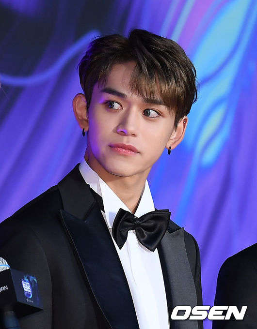4일 오후 일본 나고야돔에서 ‘2019 MAMA(2019 Mnet Asian Music Awards)’가 열렸다.<br /><br />'2019 MAMA’에는 두아 리파(Dua Lipa), BTS(방탄소년단), TWICE(트와이스), 몬스타 엑스(MONSTA X), GOT7(갓세븐), 세븐틴(Seventeen), 마마무, 청하, 있지(ITZY), 투모로우바이투게더(TOMORROW X TOGETHER), 에이티즈, 원어스, 웨이션브이(WayV), 박진영 등이 무대에 오른다.<br /><br />웨이션브이 루카스가 레드카펫 행사에 참석해 포즈를 취하고 있다. /cej@osen.co.kr<br />