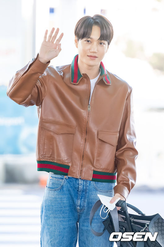 엑소 카이(EXO KAI)가 12일 오전 밀라노 패션위크 참석 차 인천국제공항을 통해 이탈리아 밀라노로 출국했다.<br /><br />엑소 카이가 출국장으로 이동하고 있다. 2023.01.12 /rumi@osen.co.kr<br />