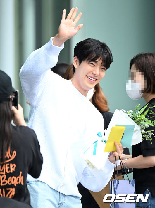 21일 오후 서울 목동 SBS에서 SBS 라디오 파워FM '두시탈출 컬투쇼’ 방송이 진행됐다.배우 김우빈이 취재진을 향해 포즈를 취하고 있다. 2022.07.21 /sunday@osen.co.kr