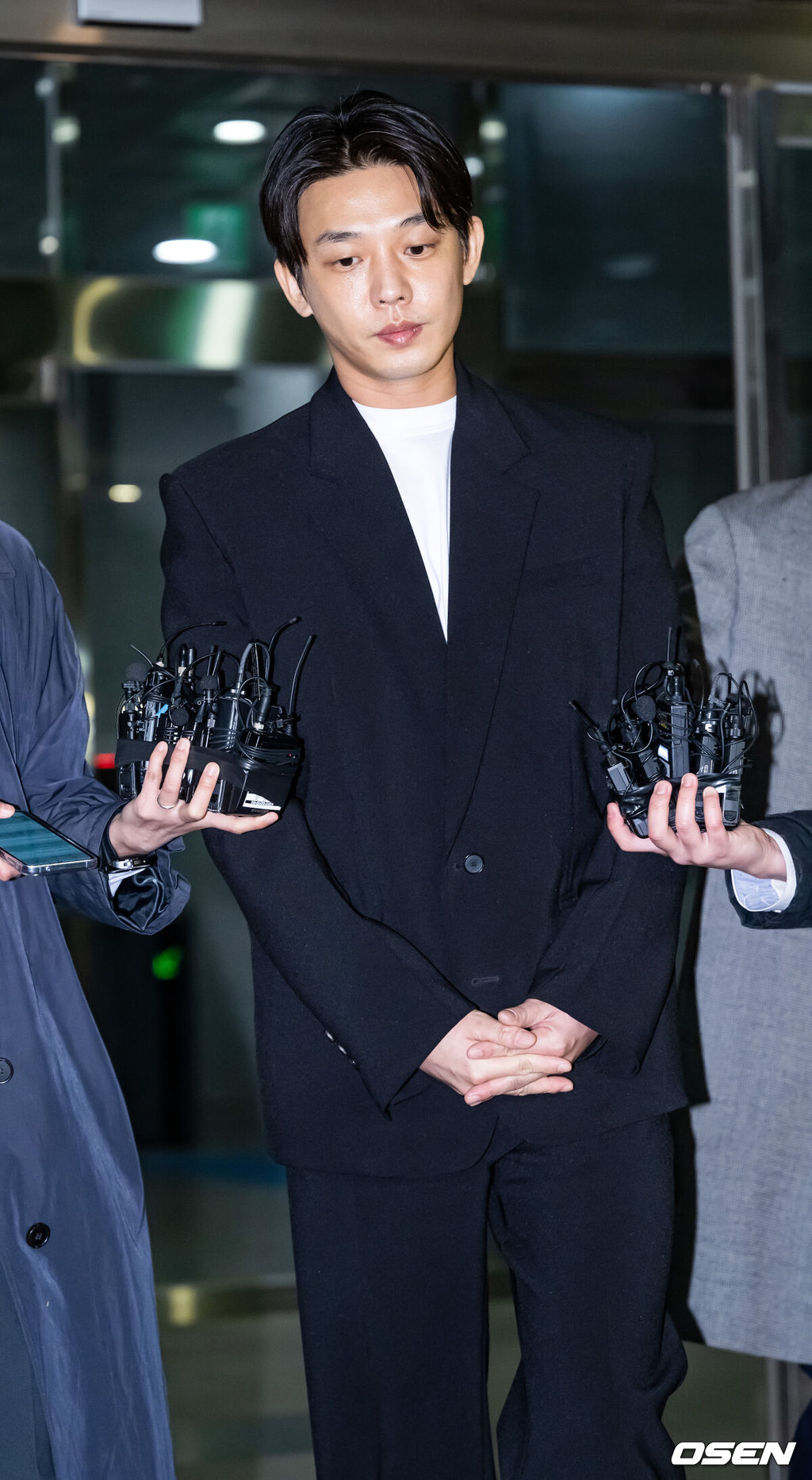 배우 유아인(37·엄홍식)이 27일 오후 서울 경찰청 마약범죄수사대에서 프로포폴 및 마약류 투약 혐의에 대해 피의자 신분으로 출석 조사를 마쳤다.조사를 마친 배우 유아인 서울경찰청 마약범죄수사대 앞에서 입장표명을 한 후 퇴장하고 있다. 2023.03.27 / rumi@osen.co.kr