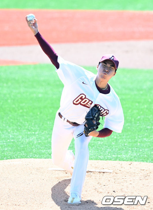 21일 오전 고양국가대표야구훈련장에서 2022 KBO 퓨처스리그 고양 히어로즈와 두산 베어스의 경기가 열렸다.1회초 무사에서 키움 선발투수 장재영이 역투하고 있다. 2022.09.21 /sunday@osen.co.kr