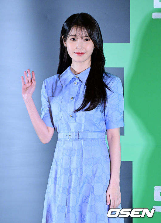 배우 아이유가 포토타임을 하고 있다. 2023.04.17 /jpnews@osen.co.kr