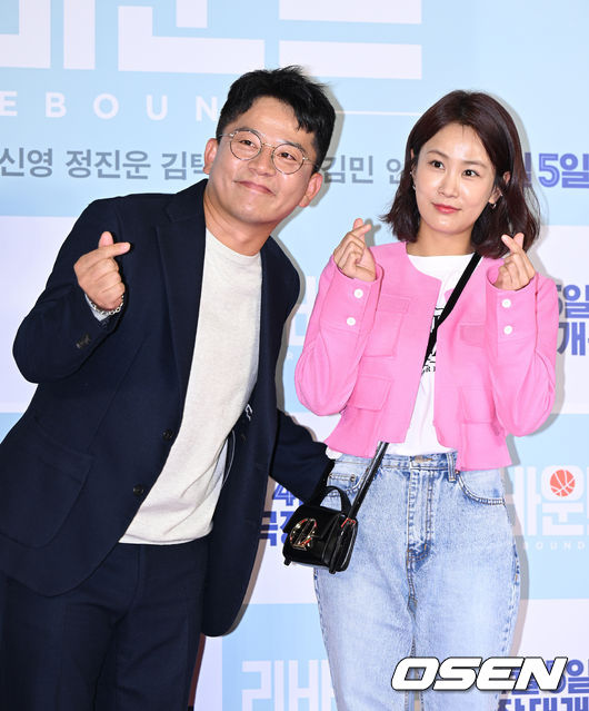 28일 오후 서울 용산구 CGV용산아이파크몰에서 영화 '리바운드(감독 장항준)’ VIP시사회가 열렸다.개그맨 김준호와 김지민이 포토타임을 가지고 있다. 2023.04.03 /sunday@osen.co.kr