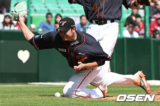 14일 오후 인천 SSG랜더스필드에서 2023 신한은행 SOL KBO리그 SSG 랜더스와 한화 이글스의 경기가 열렸다. 4회말 1사 SSG 에레디아의 강습 타구를 팔에 맞은 한화 선발 김민우가 글러브를 던지며 화를 내고 있다. 2023.05.14 /cej@osen.co.kr