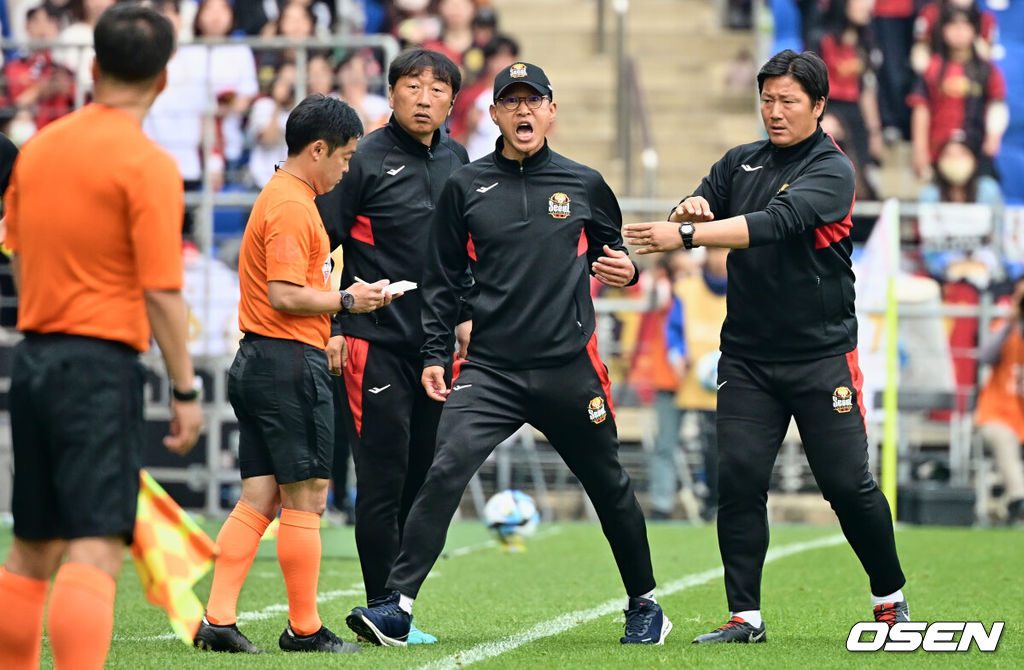 14일 울산 문수축구경기장에서 하나원큐 K리그1 2023 울산 현대와 FC서울의 경기가 열렸다.  FC서울 안익수 감독이 퇴장을 당하자 거칠에 항의하고 있다. 2023.05.14 / foto0307@osen.co.kr