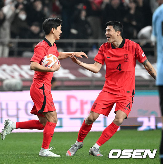 위르겐 클린스만 감독이 이끄는 한국 축구 국가대표팀이 28일 오후 서울월드컵경기장에서 '하나은행 초청 축구 국가대표팀 친선경기' 우루과이와 평가전을 가졌다.<br /><br />후반 한국 황인범이 동점골을 성공시키고 김민재와 환호하고 있다. 2023.03.28 /sunday@osen.co.kr