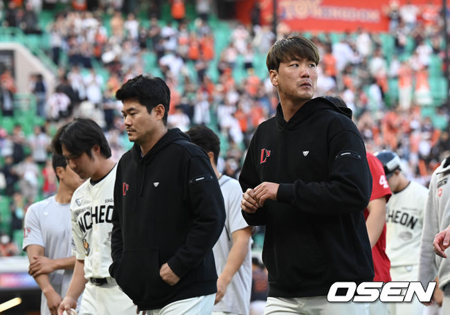 경기 종료 후 SSG 선수단이 무승부에 아쉬워하고 있다. 2023.05.14 /cej@osen.co.kr