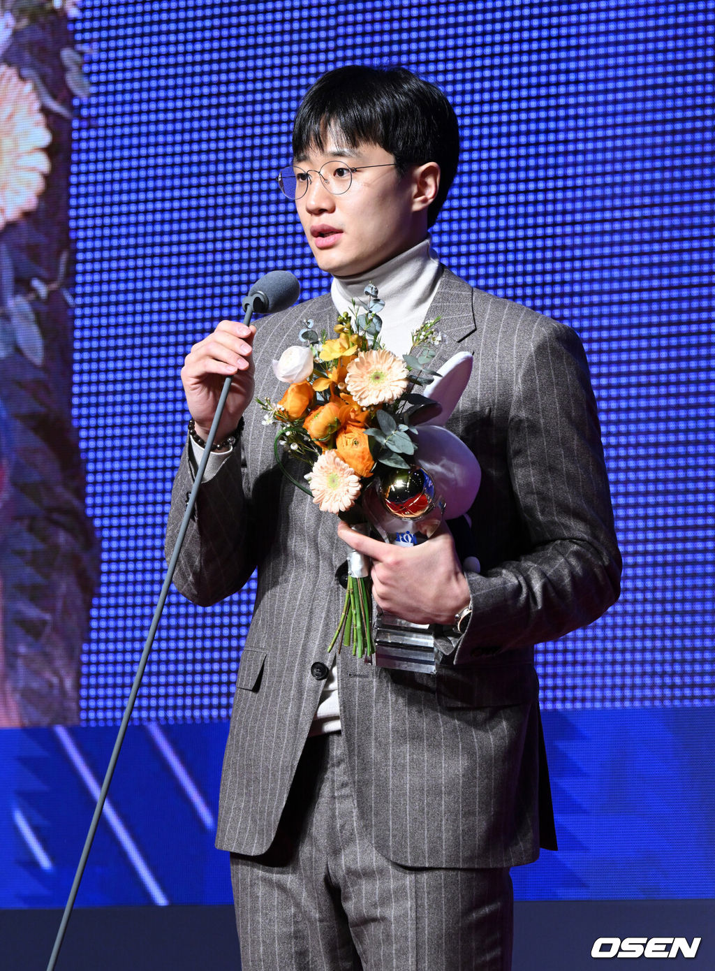 30일 오후 서울 강남구 삼성동 그랜드 인터컨티넨탈 서울 파르나스 그랜드볼룸에서 2022-2023 SKT 에이닷 프로농구 시상식이 열렸다.<br /><br />KCC 허웅이 인기상을 수상하고 있다. 2023.03.30 /jpnews@osen.co.kr