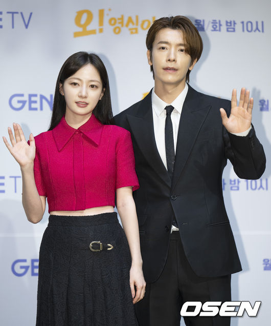 15일 오후 서울 구로구 라마다서울신도림호텔에서 지니TV 오리지널 새 월화드라마 ‘오! 영심이’ 제작발표회가 열렸다. 배우 송하윤, 이동해가 취재진을 향해 포즈를 취하고 있다. 2023.05.15 /ksl0919@osen.co.kr