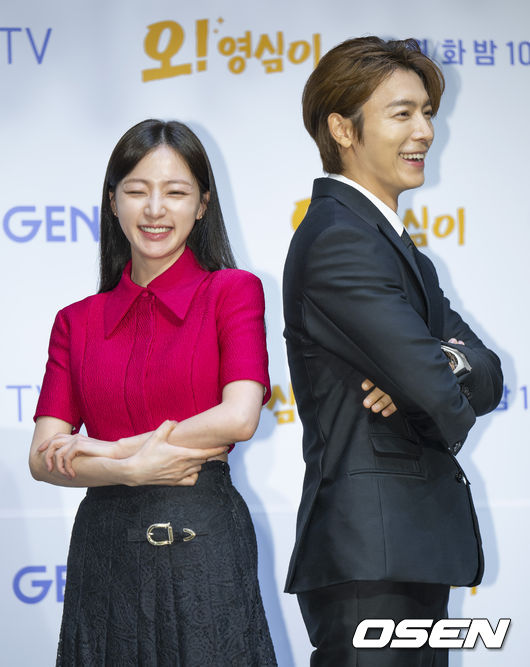 15일 오후 서울 구로구 라마다서울신도림호텔에서 지니TV 오리지널 새 월화드라마 ‘오! 영심이’ 제작발표회가 열렸다. 배우 송하윤, 이동해가 취재진을 향해 포즈를 취하고 있다. 2023.05.15 /ksl0919@osen.co.kr