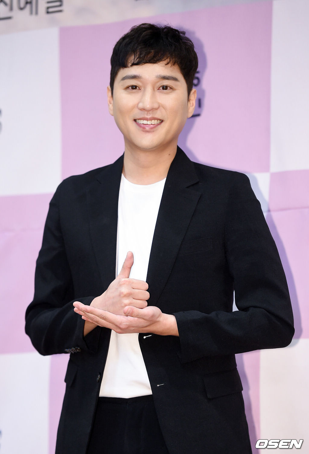 7일 오후 서울 영등포 더파크호텔에서 영화 '간이역'(감독 김정민) 제작보고회가 진행됐다.배우 김동준과 김재경, 윤유선,허정민, 진예솔이 출연하는 영화 '간이역'은 하루하루 기억을 잃어가는 한 남자 승현(김동준 분)에게 영원히 기억되고 싶은 시한부 삶의 여자 지아(김재경 분)의 특별하고 가슴 따뜻한 감성 멜로 영화다.배우 허정민이 포즈를 취하고 있다 ./   soul1014@osen.co.kr