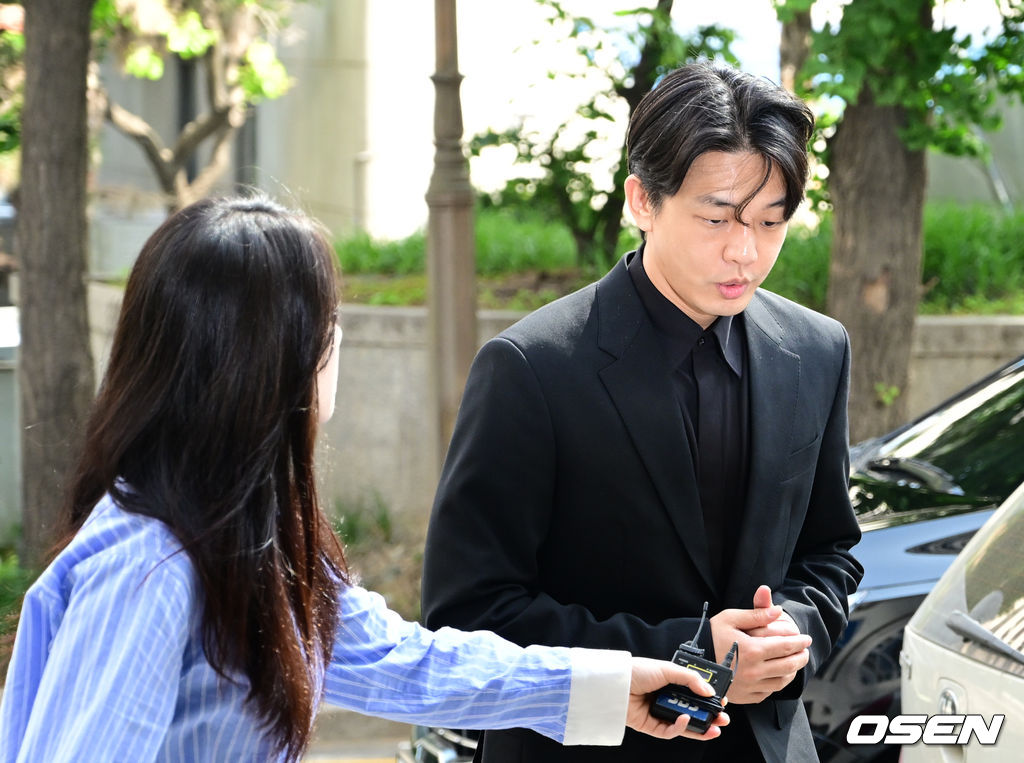 배우 유아인이 경찰청으로 들어서고 있다. 2023.05.16 /ksl0919@osen.co.kr
