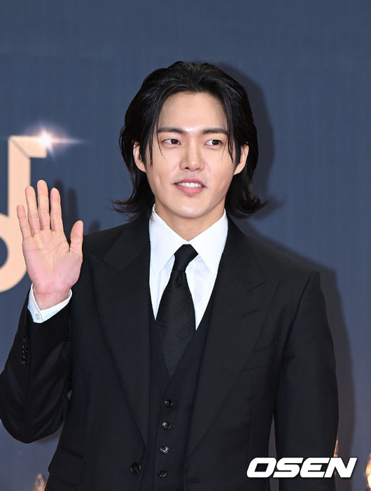 31일 오후 서울 여의도 KBS 신관공개홀에서 2022 KBS 연기대상 레드카펫 행사가 진행됐다.배우 김건우가 레드카펫을 밟고 있다. 2022.12.31 /sunday@osen.co.kr
