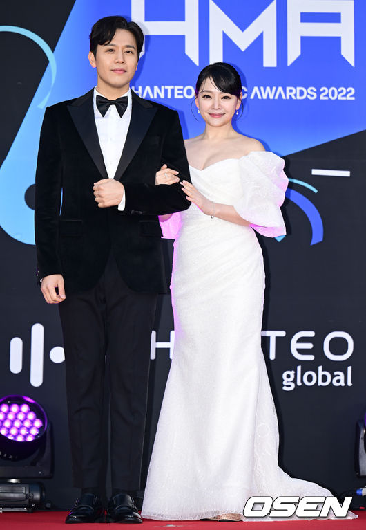 10일 오후 서울 송파구 잠실실내체육관에서 '30주년 한터뮤직어워즈 2022' 레드카펫 행사가 열렸다. 뮤지컬 배우 손준호, 김소현 부부가 취재진을 향해 포즈를 취하고 있다. 2023.02.10 /ksl0919@osen.co.kr