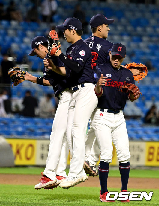 롯데가 연장 10회 터진 노진혁의 결승 홈런으로 3연승을 달렸다. 시즌 20승 고지도 밟았다. 롯데는 16일 대전 한화생명이글스파크에서 열린 2023 신한은행 SOL KBO리그 한화와의 원정경기를 연장 10회 접전 끝에 3-1로 이겼다. 10회 노진혁의 결승 투런 홈런이 터졌다. 최근 3연승을 거둔 롯데는 20승11패로 2위 자리를 굳건히 했다. 2연패를 당한 9위 한화는 12승21패2무. 경기를 마치고 승리한 롯데 내야수들이 기뻐하고 있다. 2023.05.16 / dreamer@osen.co.kr